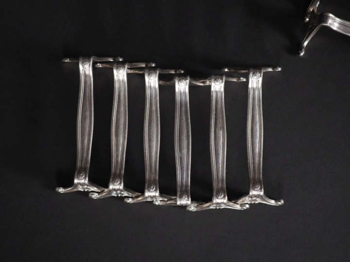 CHRISTOFLE.  12 porte couteaux en métal argenté.
