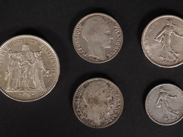 Ensemble comprenant :  - trois pièces de 10 Francs argent, 1966, 1930 