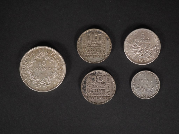 Ensemble comprenant :  - trois pièces de 10 Francs argent, 1966, 1930 