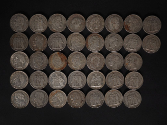 Vente aux enchères Ensemble comprenant trente-sept pièces de 5 Francs argent.  Poids. 915