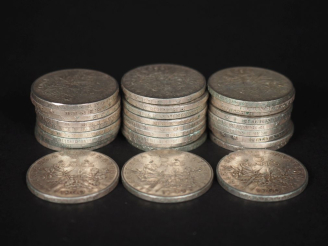 Vente aux enchères Trente pièces de 5 Francs argent, 1960 Poids. 359 g