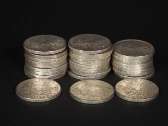 Vente aux enchères Trente pièces de 5 Francs argent, 1963 Poids. 360 g