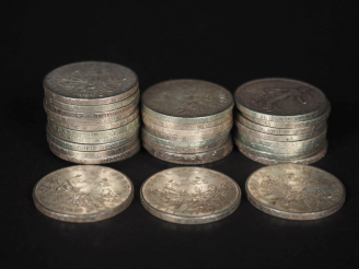 Vente aux enchères Trente pièces de 5 Francs argent. Poids. 360  g