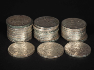 Vente aux enchères Trente pièces de 5 Francs argent. Poids. 360 g