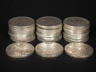 Vente aux enchères Trente pièces de 5 Francs argent.  Poids. 360 g