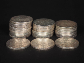 Vente aux enchères Vingt-huit pièces de 5 Francs argent. Poids. 330 g