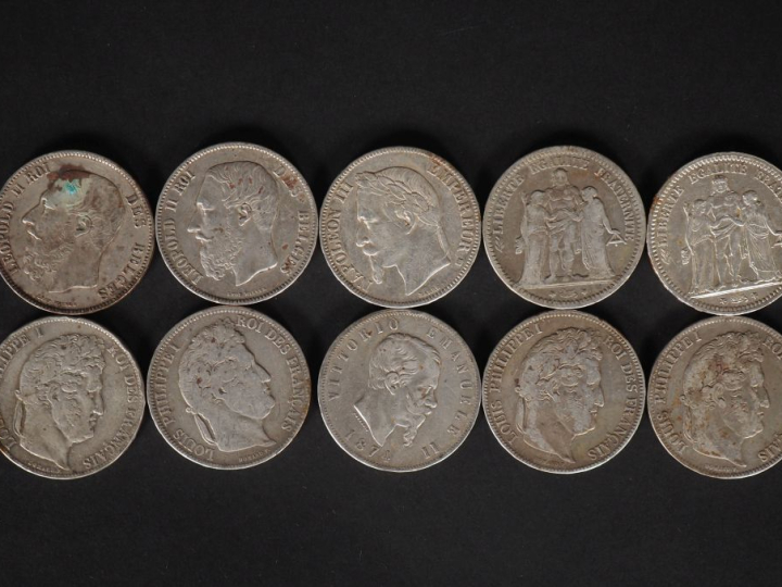 Ensemble comprenant :  - cinq pièces de 5 Francs argent. - une pièce d