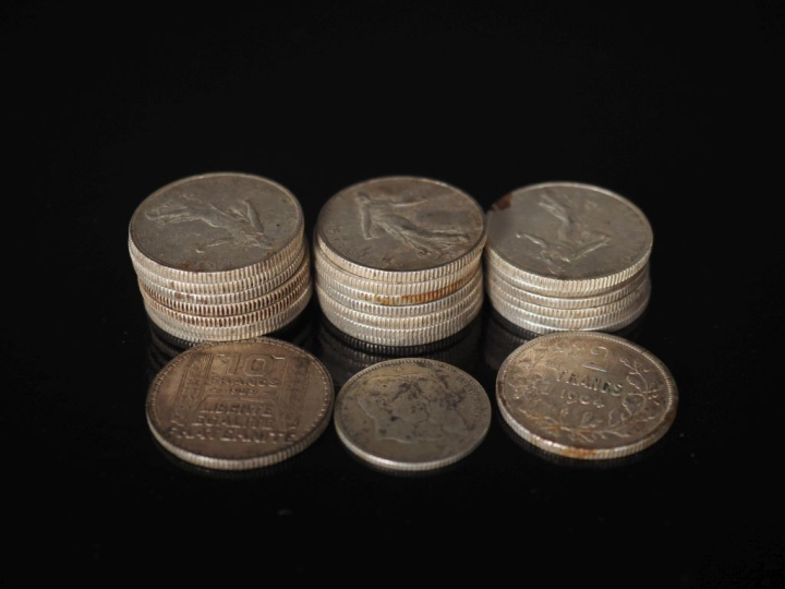 Ensemble comprenant :  - dix-neuf pièces de 2 Francs en argent.  - deu
