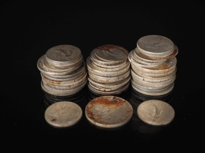 Ensemble comprenant :  - vingt-huit pièces de 1 Franc en argent. - une