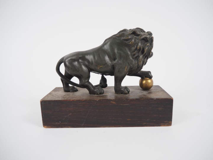 Ecole française XIXème.  "le lion de St Marc" Sculpture en bronze à pa