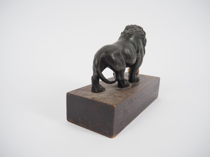 Ecole française XIXème.  "le lion de St Marc" Sculpture en bronze à pa