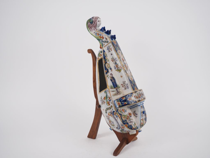 ROYAT.  Vielle en faience XIXème, à décor de personnages et de fleurs 