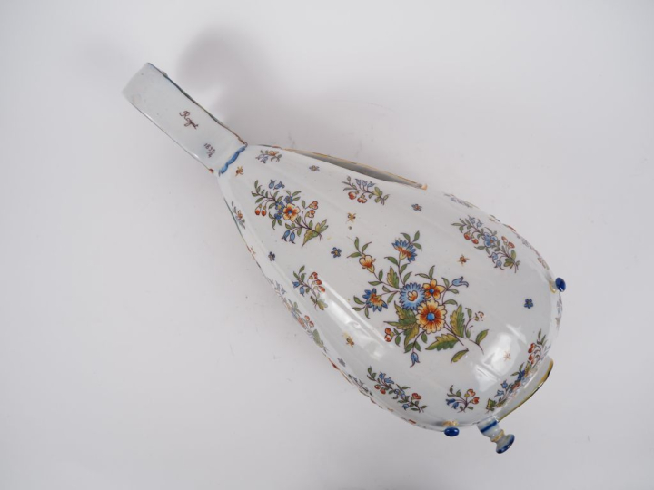 ROYAT.  Vielle en faience XIXème, à décor de personnages et de fleurs 