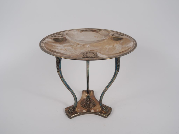 Présentoir tripode style Empire en métal argenté, pieds griffe. H. 26,