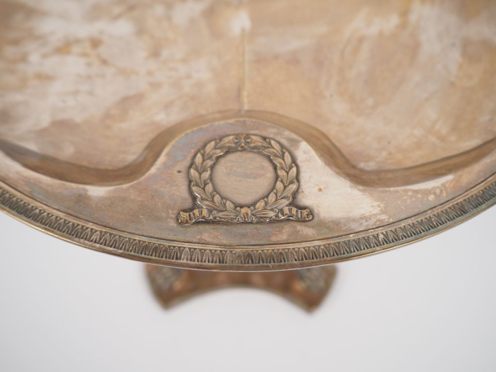 Présentoir tripode style Empire en métal argenté, pieds griffe. H. 26,