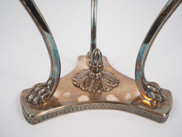 Présentoir tripode style Empire en métal argenté, pieds griffe. H. 26,