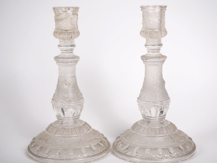 BACCARAT.  Paire de bougeoirs en cristal, à décor de fleurs et de feui