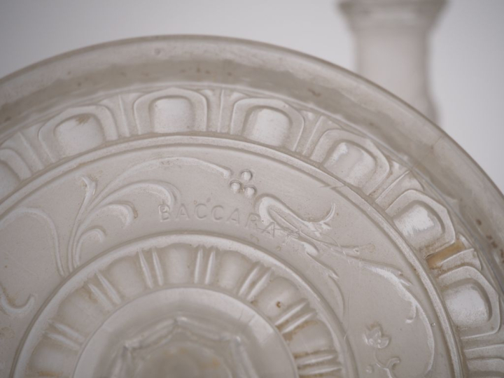 BACCARAT.  Paire de bougeoirs en cristal, à décor de fleurs et de feui