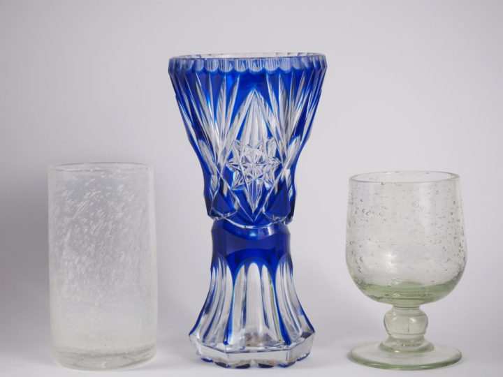 BIOT.  8 verres à pied en verre bullé et 8 verres à long drink en verr
