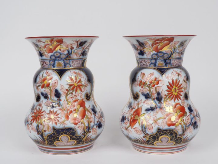 BAYEUX.  Paire de vases balustres Napoléon III en porcelaine, à décor 