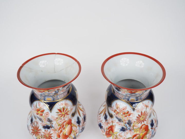 BAYEUX.  Paire de vases balustres Napoléon III en porcelaine, à décor 