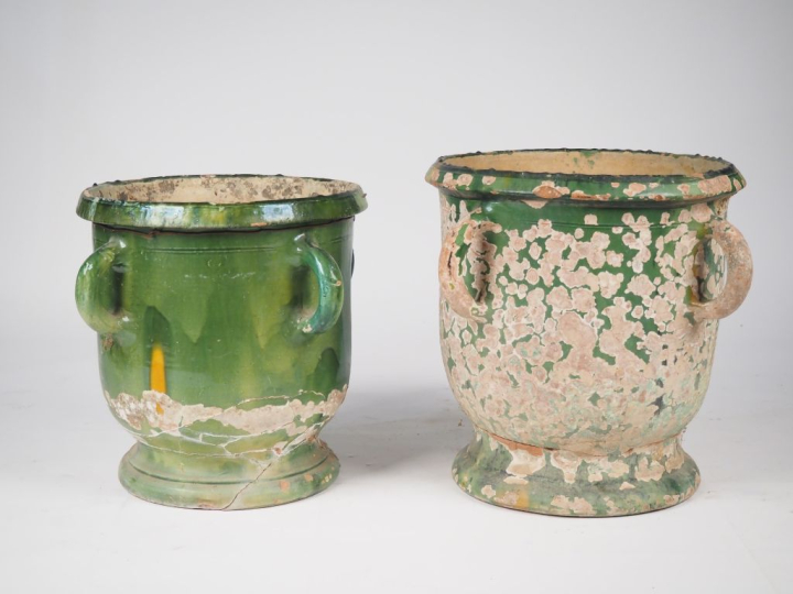 BAYEUX.  Paire de vases balustres Napoléon III en porcelaine, à décor 