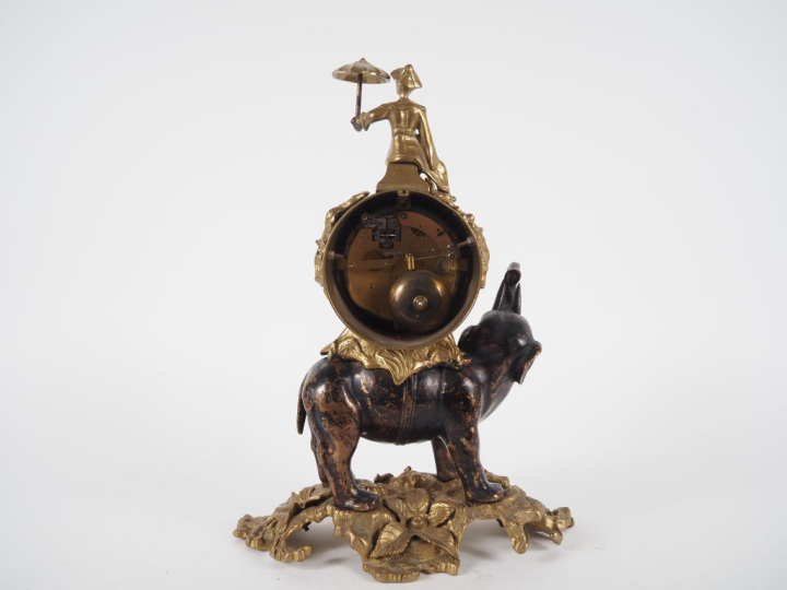 Pendule de cheminée de style Louis XV en bronze et bronze patiné. (cop