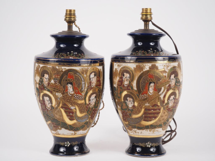 SATSUMA.  Paire de vases fin XIXème en céramique polychrome, à décor d