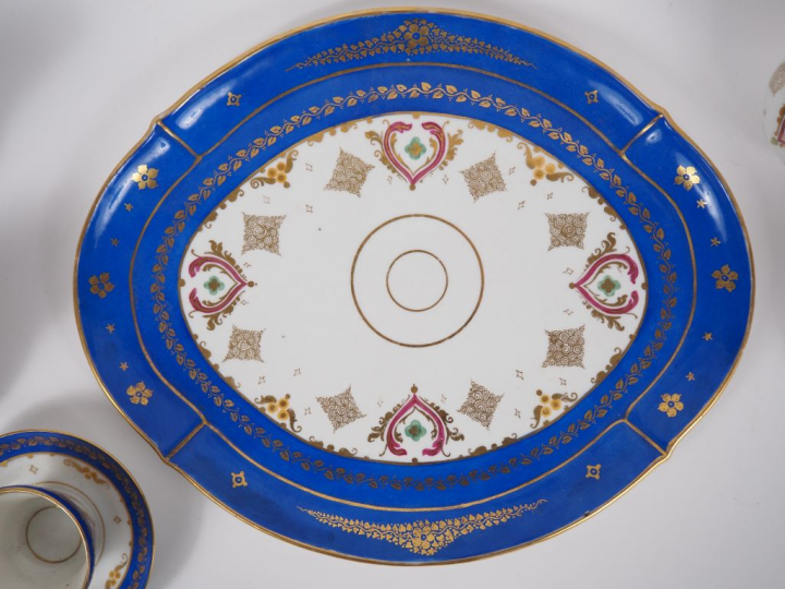 Tête à tête Napoléon III en porcelaine de Paris, à décor de fleurons, 