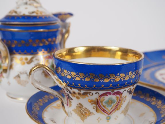 Tête à tête Napoléon III en porcelaine de Paris, à décor de fleurons, 