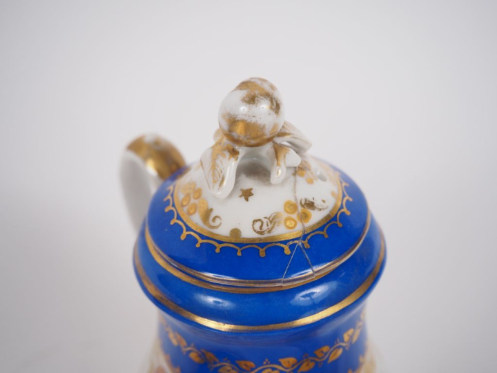 Tête à tête Napoléon III en porcelaine de Paris, à décor de fleurons, 
