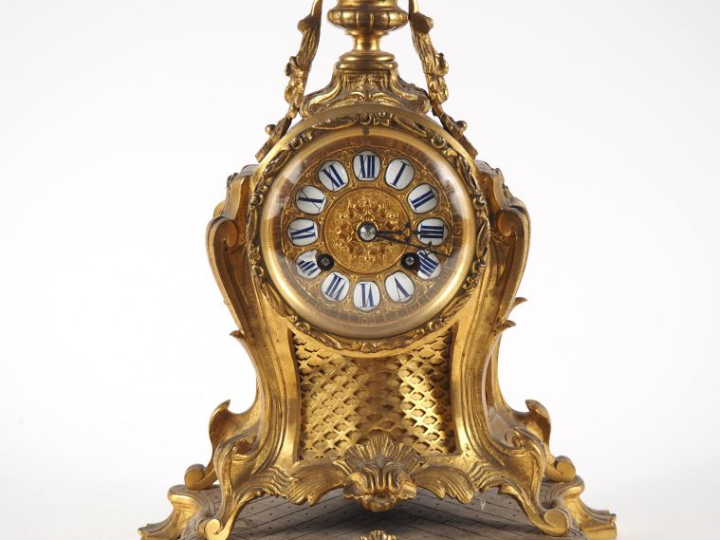 Cartel de style Rocaille en bronze doré, chiffres du cadran émaillés. 