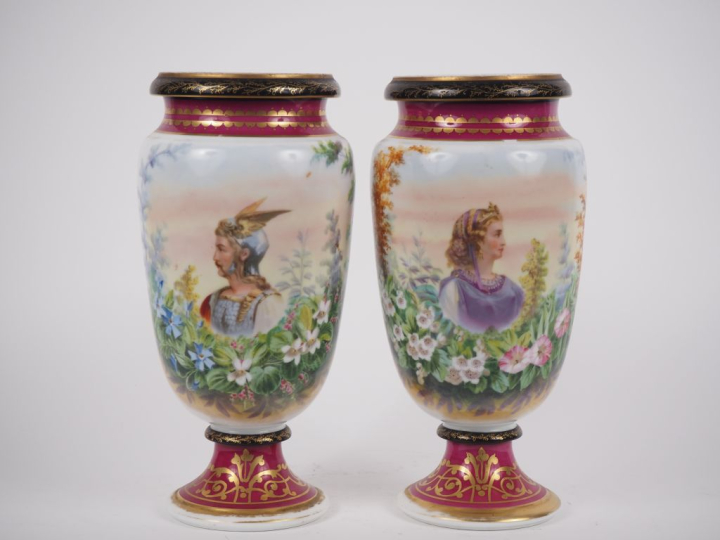 Paire de vases 1900 en porcelaine à décor polychrome de personnages, d
