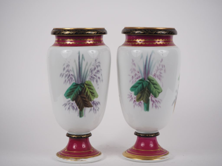 Paire de vases 1900 en porcelaine à décor polychrome de personnages, d