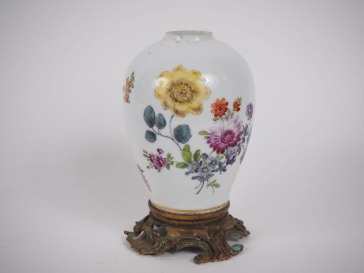 Pied de lampe en porcelaine de Saxe, à décor de fleurs polychromes. H.