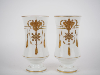 Vente aux enchères Paire de vases cornet fin XIXème en opaline blanche, à décor émaillé d
