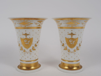 Vente aux enchères Paire de vases XIXème de style Empire en porcelaine de Paris, à décor 