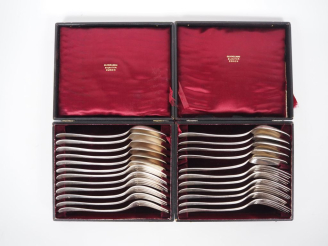 Vente aux enchères 5 grands couverts en métal argenté Suisse, modèle uniplat monogrammé, 