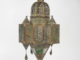 Vente aux enchères Lanterne de mosquée en laiton ajouré et verre polychrome à décor de mo