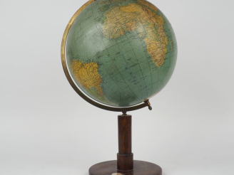 Vente aux enchères Globe terrestre sur son support en bois et laiton agrémenté d'une bous