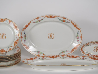 Vente aux enchères Partie de service de table 1900 en porcelaine à décor  de fleurettes p
