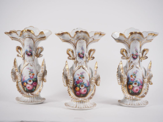 Vente aux enchères 3 vases Napoléon III en porcelaine de Paris, à décor de bouquet de fle