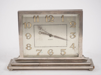 Vente aux enchères Pendulette 1940 en métal chromé "Eight days". Dim. 12 x 17,5 cm