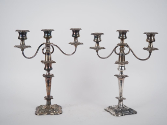 Vente aux enchères Paire de candélabres anglais début XXème en métal argenté, à décor de 