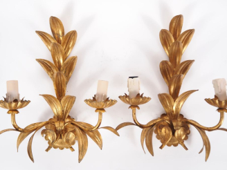 Vente aux enchères Paire d'appliques doubles en tôle dorée à décor de feuillage. H. 40 cm