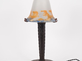 Vente aux enchères Lampe de bureau de style Art Déco, abat jour en verre poudré, piétemen