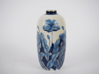 Vente aux enchères THARAUD à Limoges.  Vase en porcelaine à décor en camaieu de bleu reha