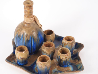 Vente aux enchères Service à liqueur Art Déco en grès flammé.