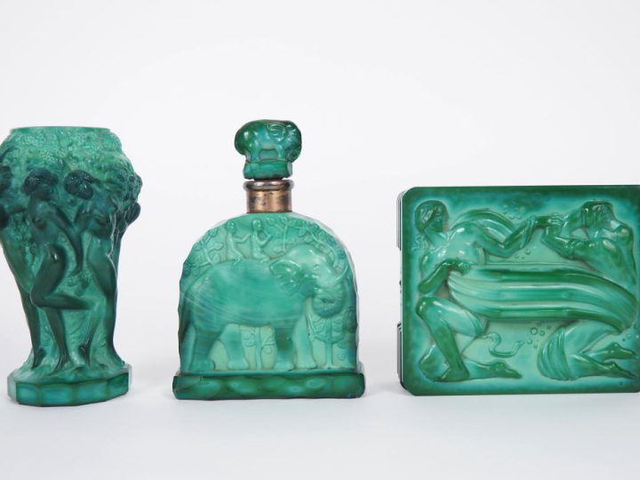 3 différents objets Art Déco en verre mêlé, à l'imitation de la malach