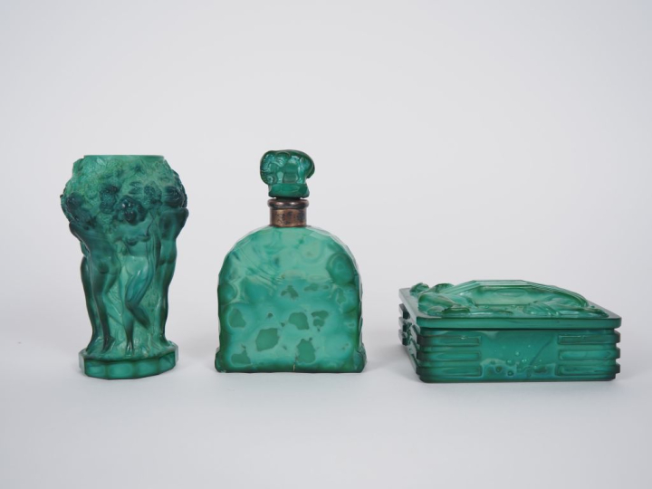 3 différents objets Art Déco en verre mêlé, à l'imitation de la malach